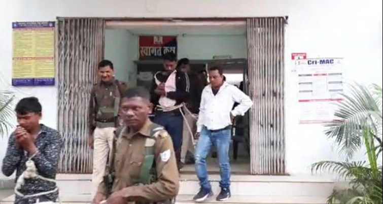 jewar saaf karne ke bahane kiya hath saaf 