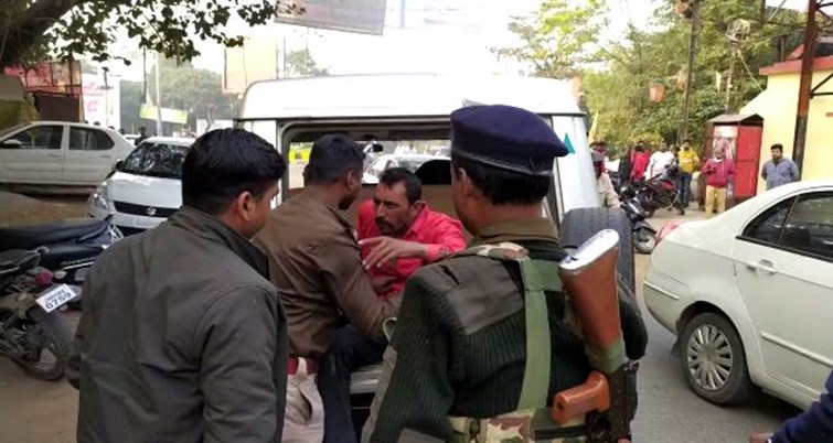 sharab peekar police wala hua talli 