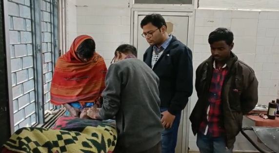 bam ko gend samajh kar khel rha tha bachcha 