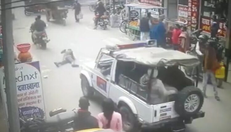 gaya me police team ke samne hi 8 lakh ke aabhushan ko chin liya.