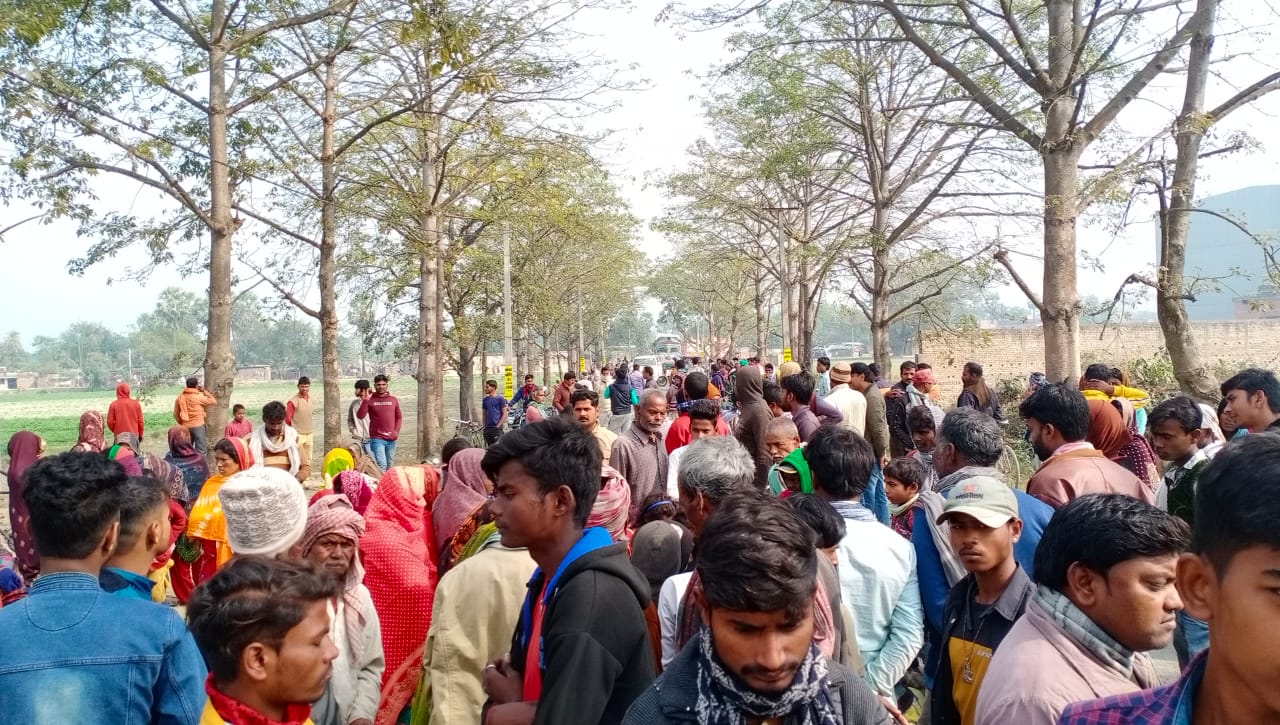 SAMASTIPUR ME KISHOR KI HATYA KE BAAD PARIJANO NE KATA BAVAAL
