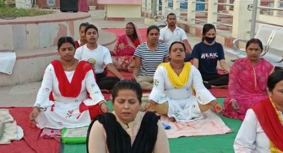 sahebganj me ganga tat par yog 