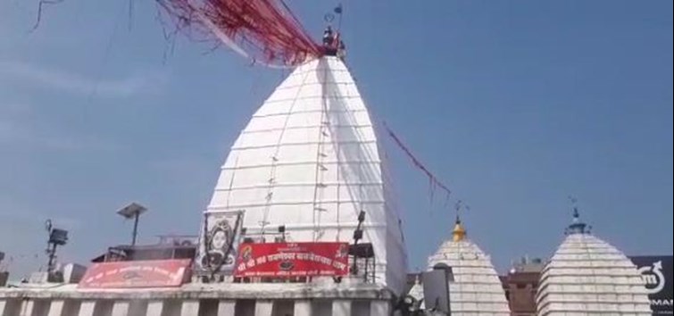 devghar ke baba mandir me umdi shraddhaluon ki bheed 