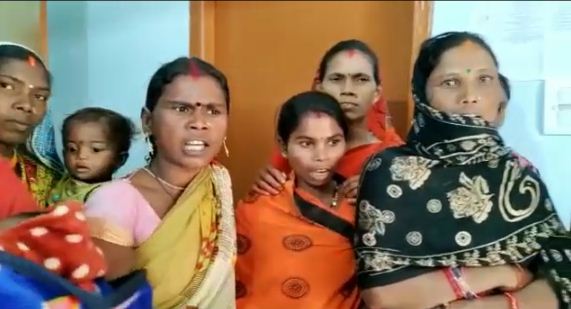 mahila majduron ne nagar parishad me kiya hangama 