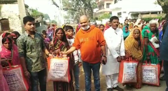 300 vratiyon ke bich chhath pujan samagri ka vitran 