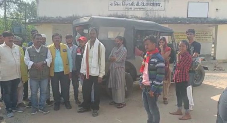 gadhwa me ek bar fir manawata hui sharmsar 