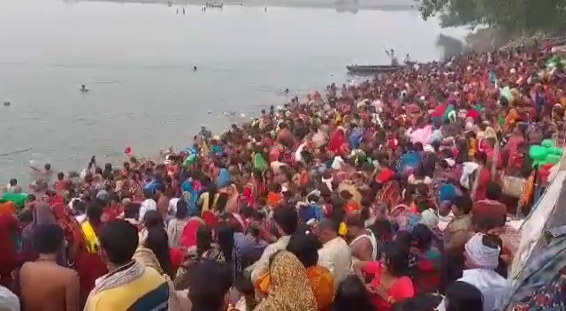 ganga ghat per umri sradhaluo ki bhid