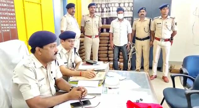 Ganja worth 1.50 crore seized in Kishanganj Ganja was hidden in the basement of the truck, the plan was to supply Katihar from Tripura