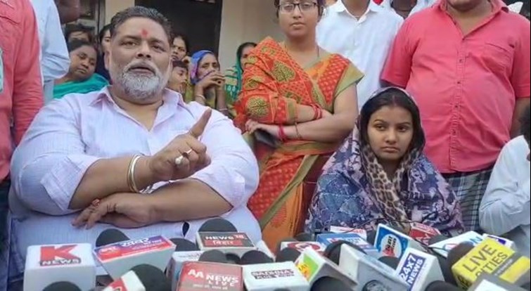 Pappu Yadav met Rinku Singh's family Said- CBI investigation should be done in the murder, Minister Lacey Singh should resign