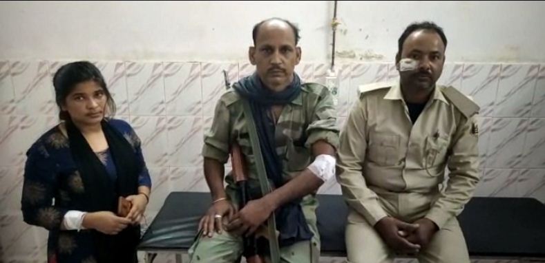 utpad vibhag ki team par sharab mafiaon ne bola hamla 