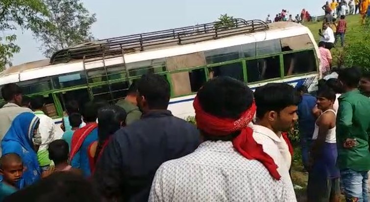 Bus full of passengers overturned in Sitamarhi Fell into the pit below 20 feet, everyone was going to attend the wedding ceremony