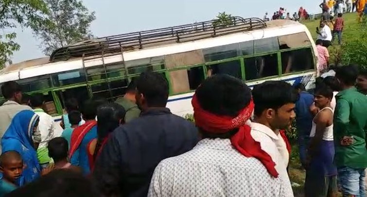 Bus full of passengers overturned in Sitamarhi Fell into the pit below 20 feet, everyone was going to attend the wedding ceremony