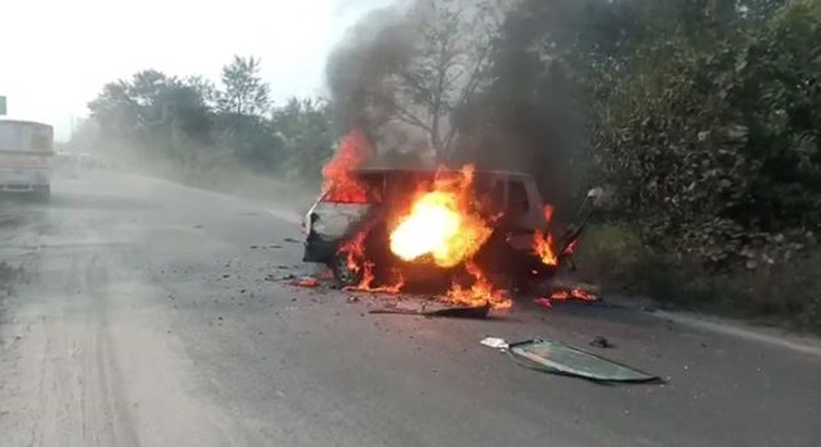 car and truck collision 6 people were aboard, gunpowder was loaded in the truck, the car burnt in smoke