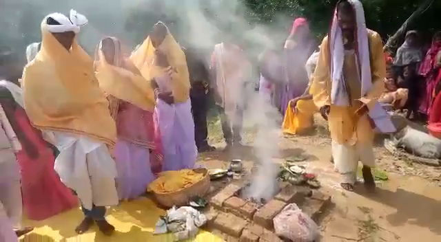 EK MANDAP PER EK DULHE NE DO DULHE KE SAATH KI SAHDI