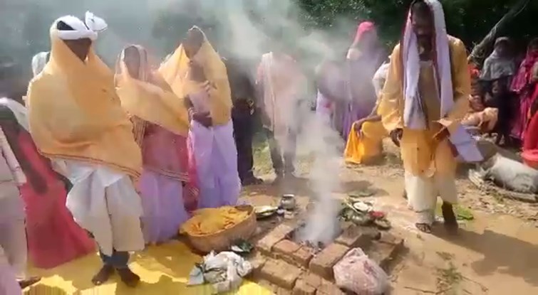 EK MANDAP PER EK DULHE NE DO DULHE KE SAATH KI SAHDI