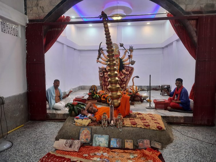 CHATI PER 21 KALASH RAKHKAR ARADHNA KAR RAHE HAIN BABA NAGESWAR