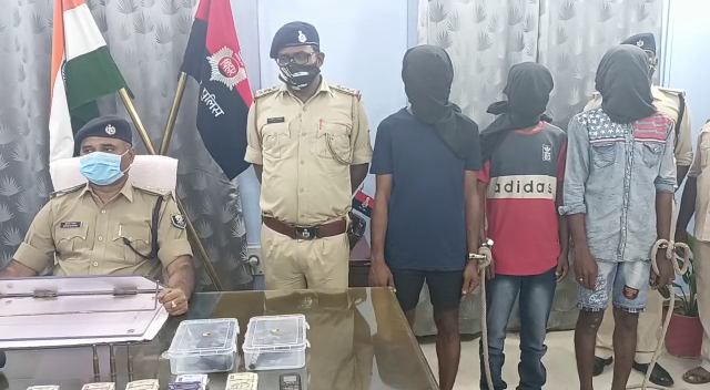 DESI KATTA KE SAATH PHOTO KHIHWANI PER TEEN APRDAHI CHEDHE POLICE KE HATTHE