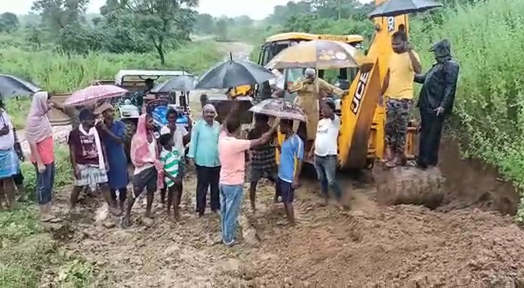 RASTA KE VIVAD ME GRAMINO aUR RAILWAT KE ADHIKARIO KE BEECH JHARAP