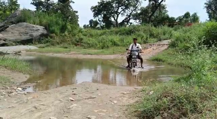 GARHWA KE AAADIWASI SARKARI ANAJ KE LIE HO RAHE HAIN PARESHAN