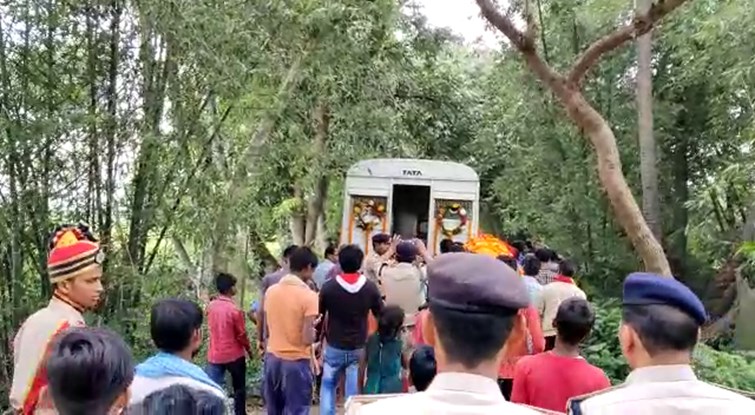 RPF JAWAN KA SAV PAHUCHTE HI GAWAN ME  MATAM