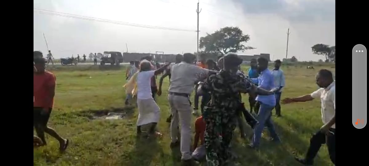 PANCHYAT CHUNAV KE DAURAN GRAMINO NE ADHIKARI KO PITA