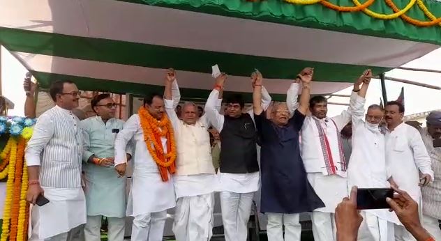 Manjhi-Sahni roared from a stage Lalu-Tejashwi was tight-lipped, Deputy CM garlanded NDA candidate
