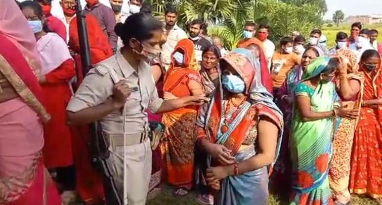 gaya me bogas vot dene aayi mahila 