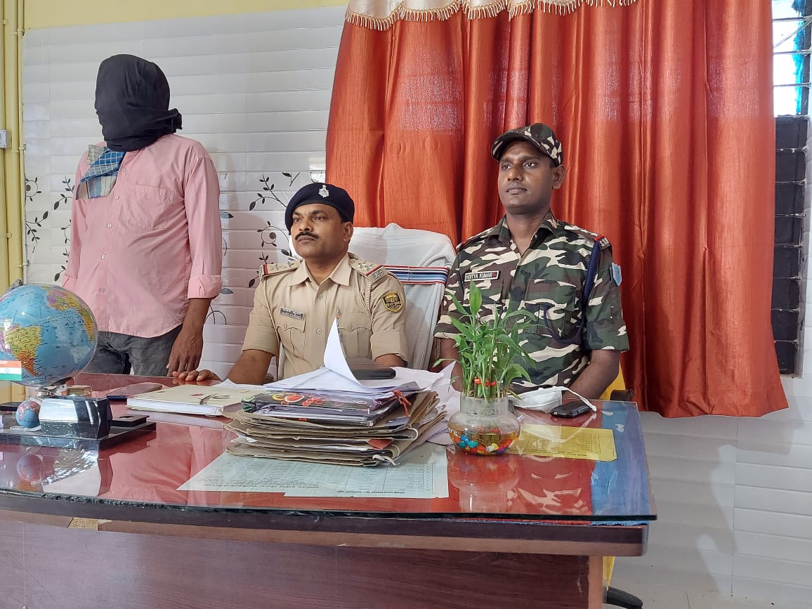 police ki giraft me aaya PLFI naxali