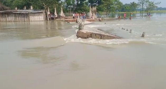 purnia me badh ke pani ki tej dhar me bha pul 