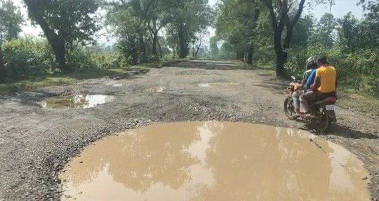 pakur mukhya sadak ki halat jarjar 
