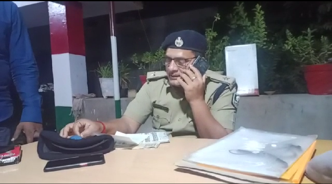 Show room Malik se 20 lakh rangdari ki mang