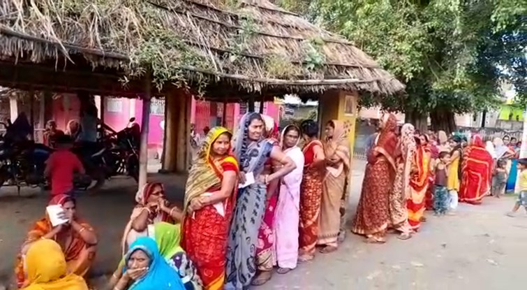 khagaria ke matdan kendra per mahila voter ki bhid