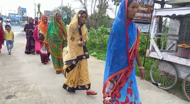 tot se matdan kendra pahuch rahe hain matdata