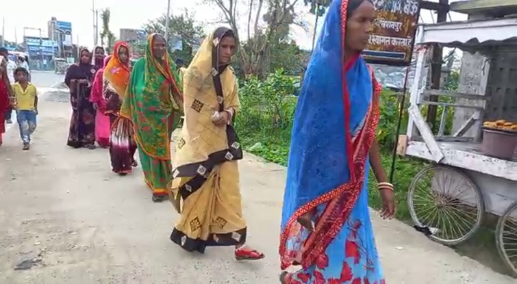 tot se matdan kendra pahuch rahe hain matdata