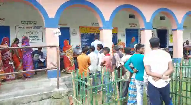 katihar ke matdan kendra per voter me utsah