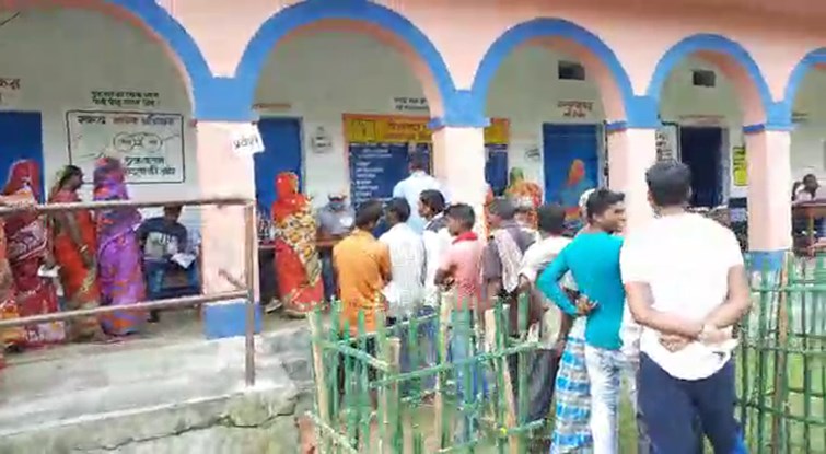 katihar ke matdan kendra per voter me utsah