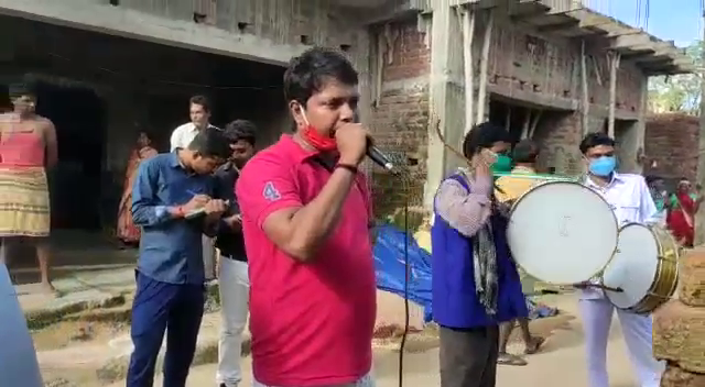 LOHARDAGA ME BAJ RAHI HAI DUGDUGI