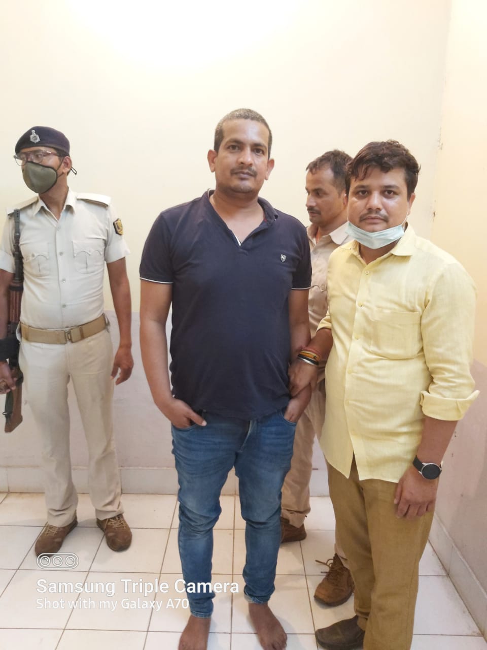 4.5 LAKH GHUS LETE MUNSI RANGE HAATH ARRESTED