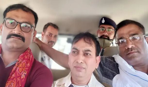 nigranike hathe chadha ghuskhor clerk 