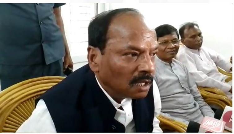 raghuwar das ne rajya  sarkar per sadha nisana 