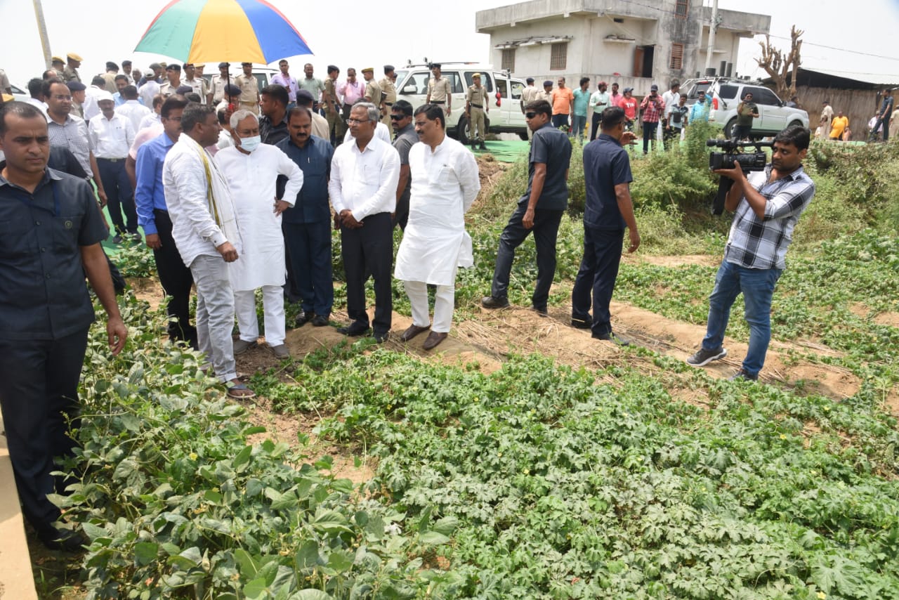 BADI DINO KE BAAD CM NITISH SABZI KE KHET ME GHUMTE NAZAR AAYE..