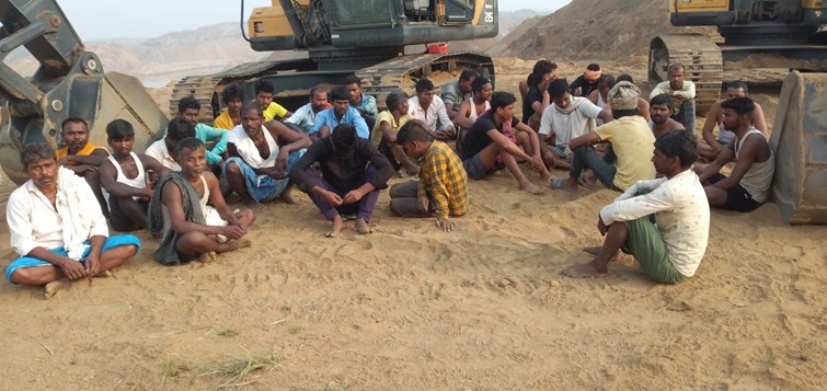 bihat me balu mafiyaon aur stf ke beech bhedant 