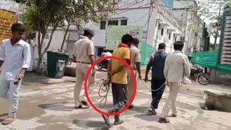 kaidi ko hathkadi thama police wale bekhbar 