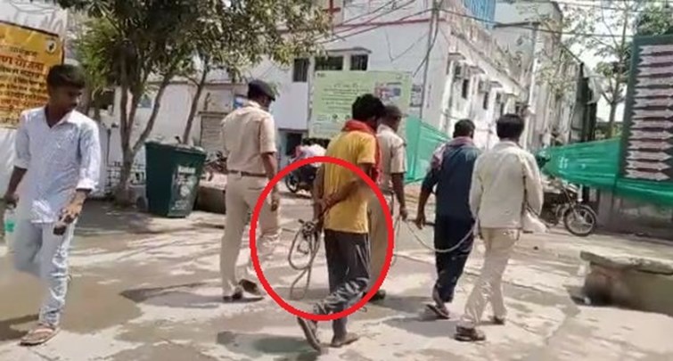 kaidi ko hathkadi thama police wale bekhbar 