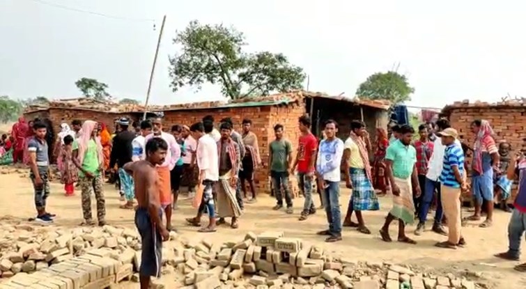  Two majdoor ki mut se macha harkamp