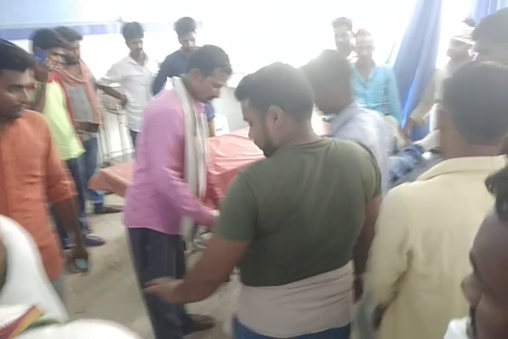 GHR SE SCHOOL JA RAHE TEACHER KO GOLIO SE BHUNA.