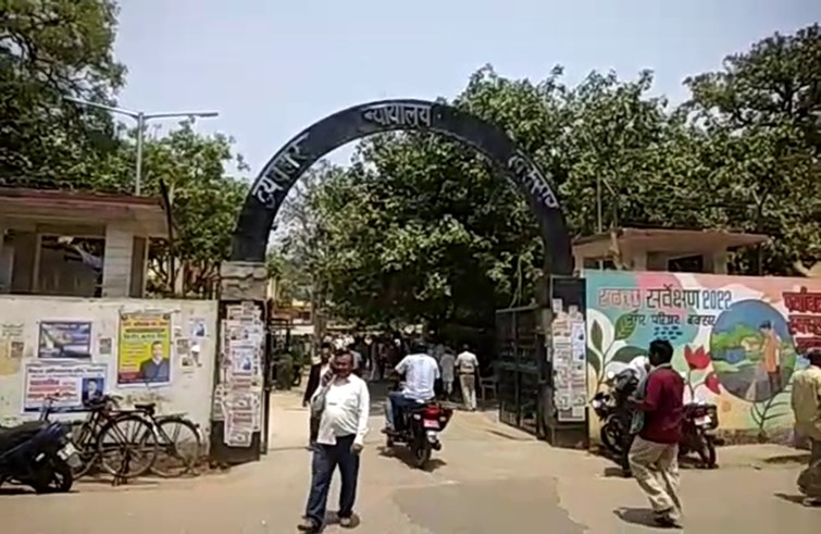NABALIG SE GANG RAPE KE ACCUSED KO MIL GAYE SAZA.