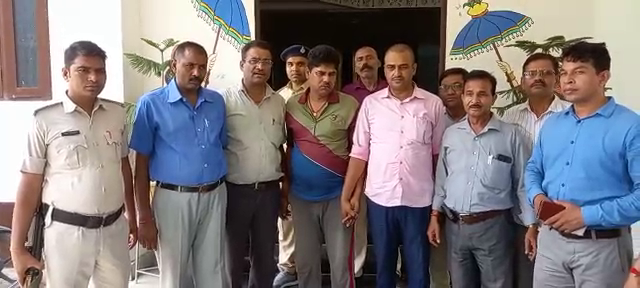 nigrani ki team ne daroga ko range haath kiya arrested.