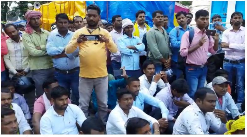 panchayat sachiyalay swayasevko ne ki ghanto naarebaajee  