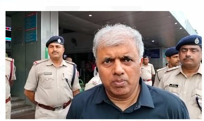 dapu railway ke ig ne adhikaariyo per garje